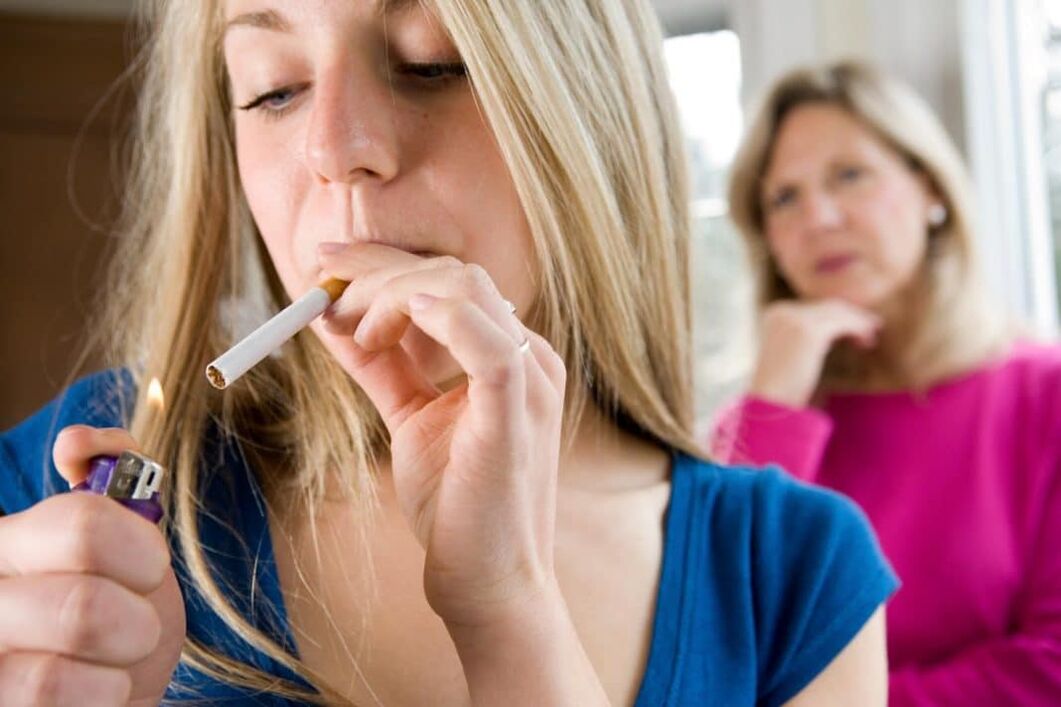 Aile ilişkileri gençler arasında sigara içmeye yol açabilir