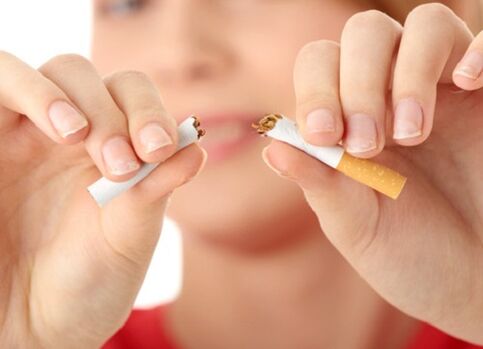 kız bir sigara kırar ve sigarayı bırakır